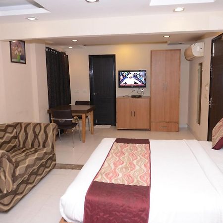 Hotel Balsons Continental Ню Делхи Екстериор снимка