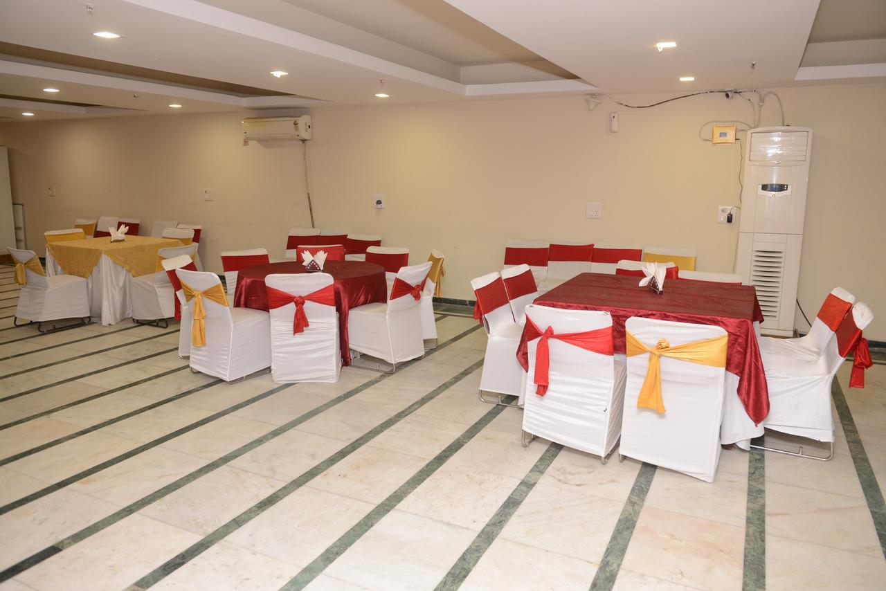 Hotel Balsons Continental Ню Делхи Екстериор снимка