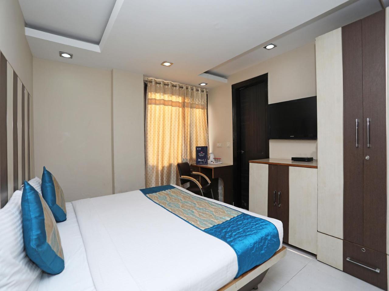 Hotel Balsons Continental Ню Делхи Екстериор снимка