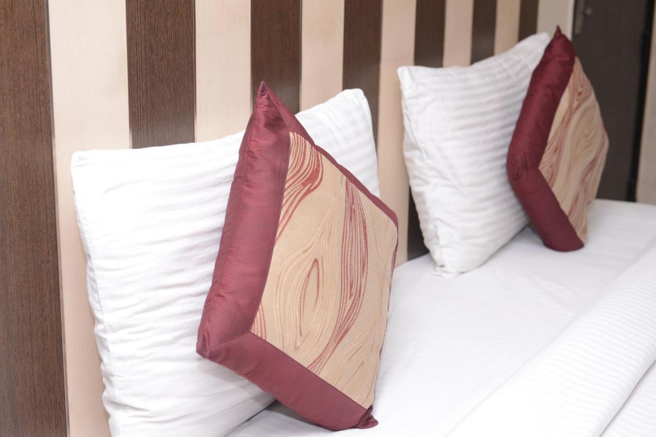 Hotel Balsons Continental Ню Делхи Екстериор снимка