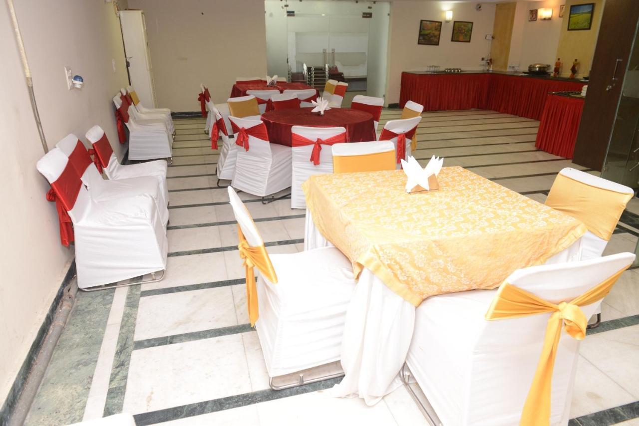 Hotel Balsons Continental Ню Делхи Екстериор снимка