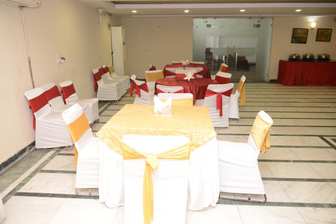 Hotel Balsons Continental Ню Делхи Екстериор снимка