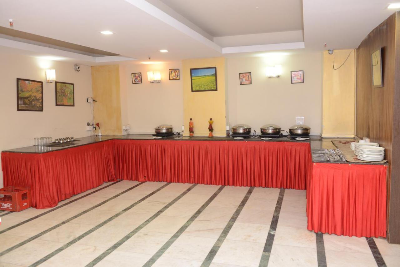 Hotel Balsons Continental Ню Делхи Екстериор снимка