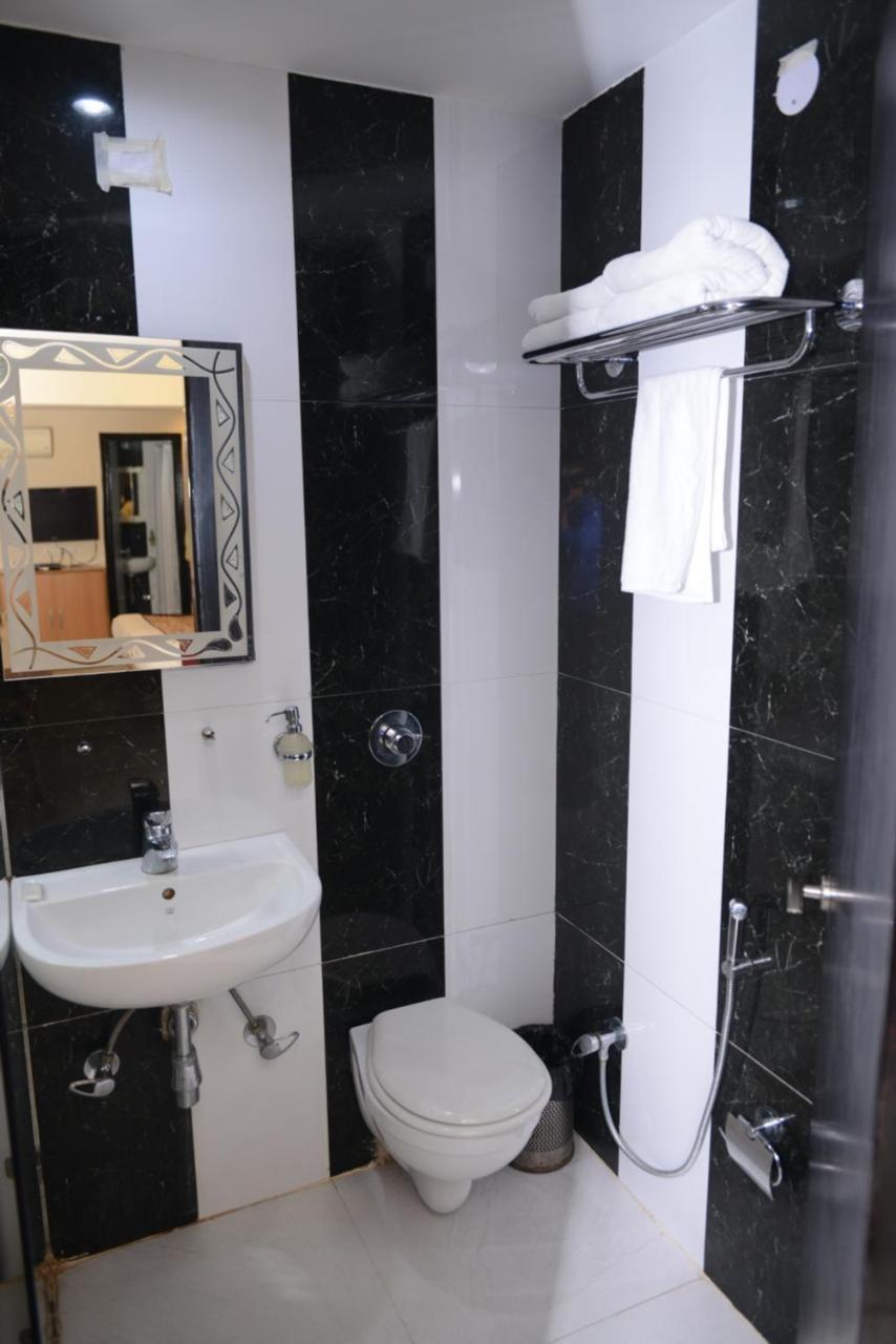 Hotel Balsons Continental Ню Делхи Екстериор снимка